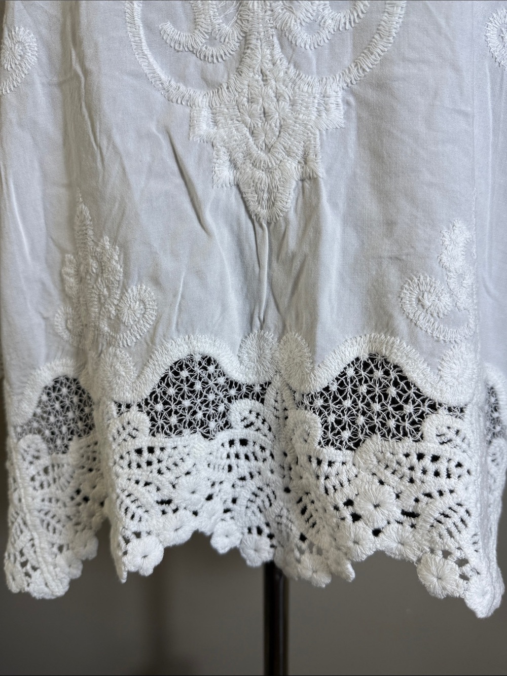 Democracy White Embroidered Crochet Trim Women's Top Sz XL NWT - Picture 3 of 8